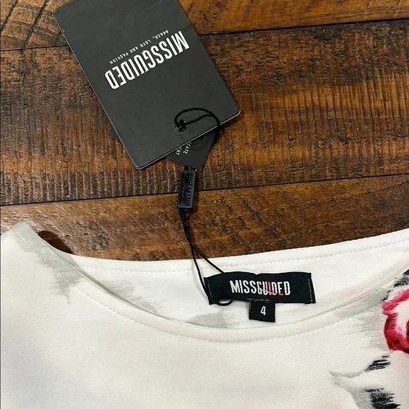 Missguided White and Red Boxy Crop Blouse Short Sleeve - Picture 2 of 3